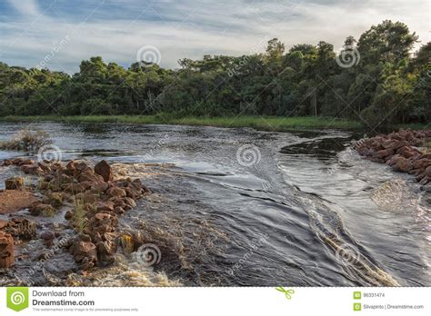 afrikanischer fluss mit s